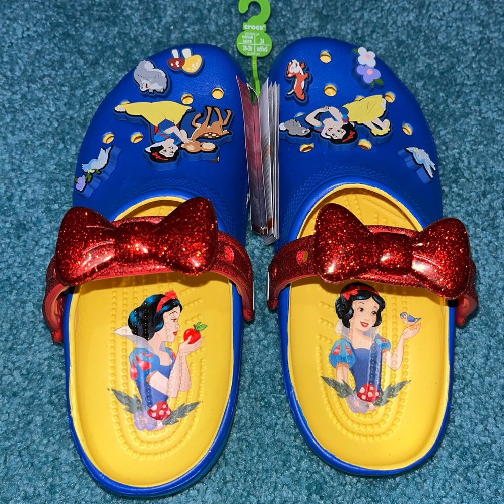 Snow White CROCS 🍎🌻💙
